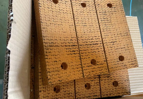 Matériau des blocs de freinage tissés des champs pétrolifères